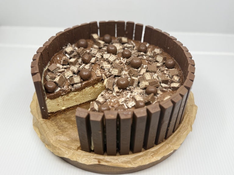 NO BAKE CHEESECAKE with KITKAT Spread				