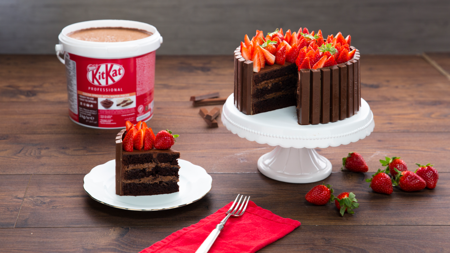 Whole Strawberry Cake with KitKat and Kitkat Spread